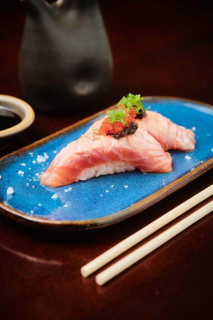 Niguiri em prato azul, Shogun