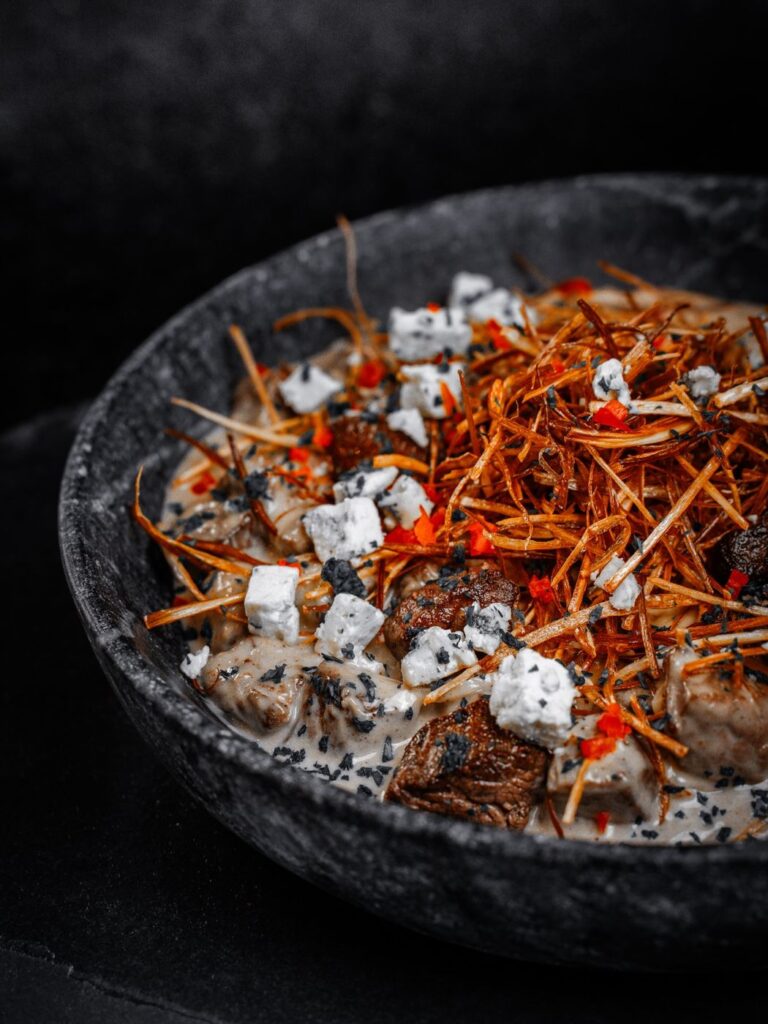 Prato com crispy em louça escura