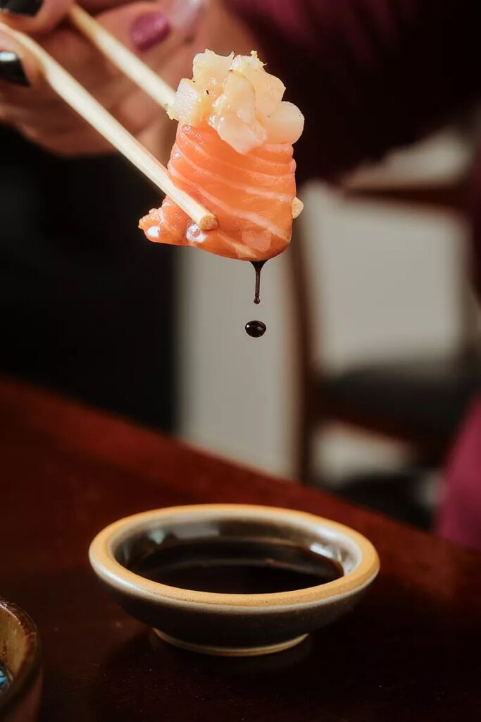 Sushi no hashi com shoyu