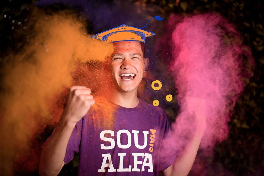 Aluno com pó colorido, campanha Sou Alfa