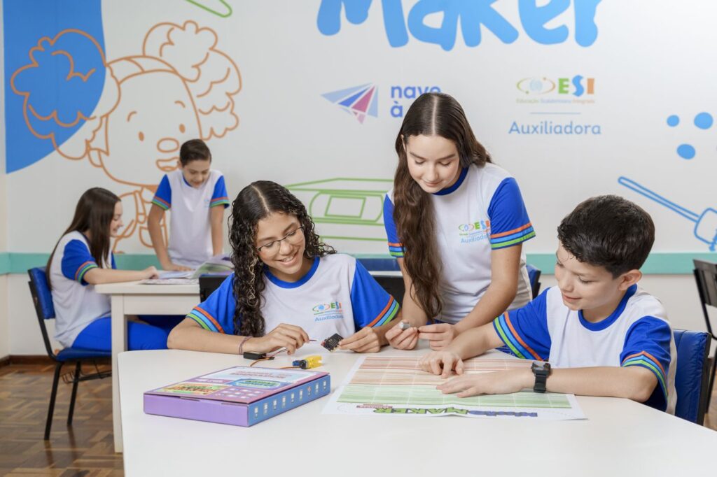 Alunos em sala maker, Colégio Auxiliadora