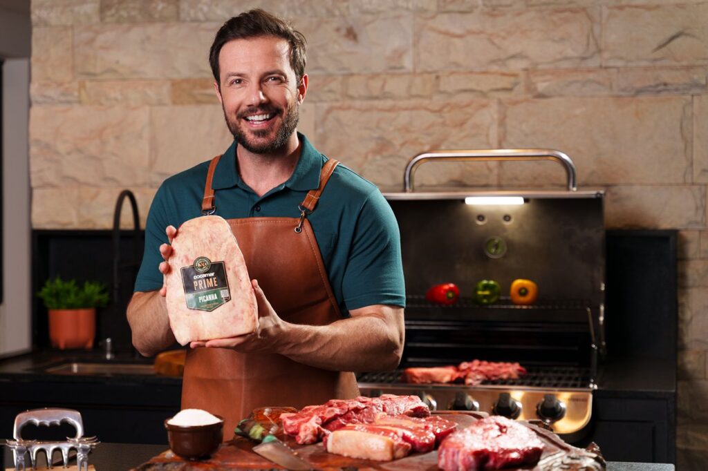 Campanha Cocamar, chef apresentando carnes