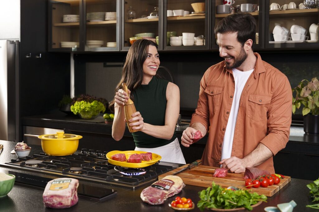 Casal cozinhando, campanha Cocamar