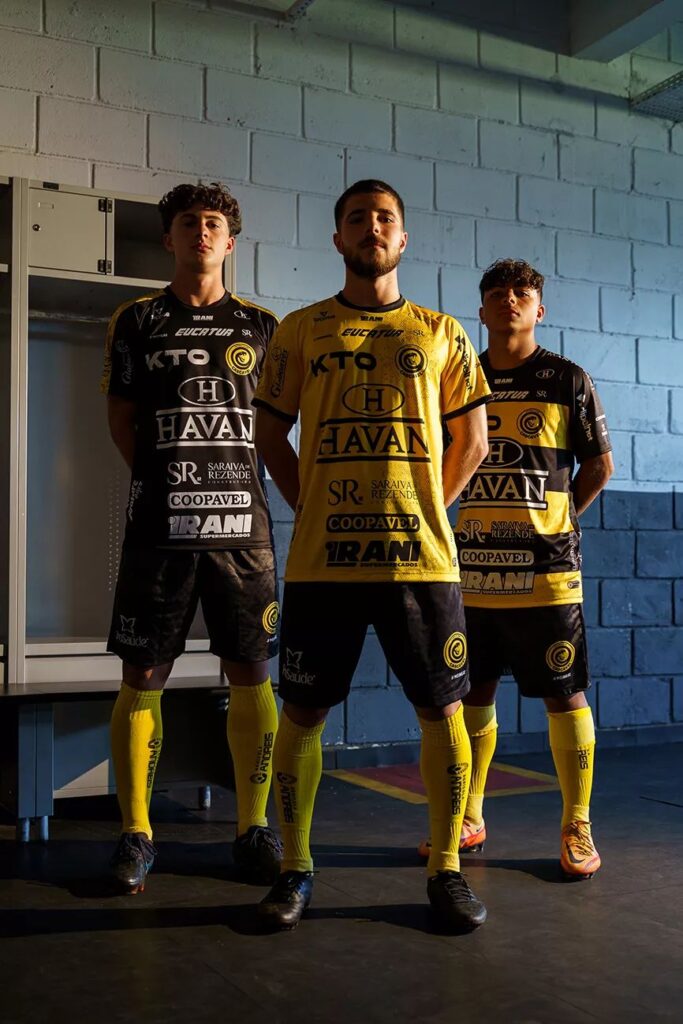 Jogadores do FC Cascavel com o uniforme
