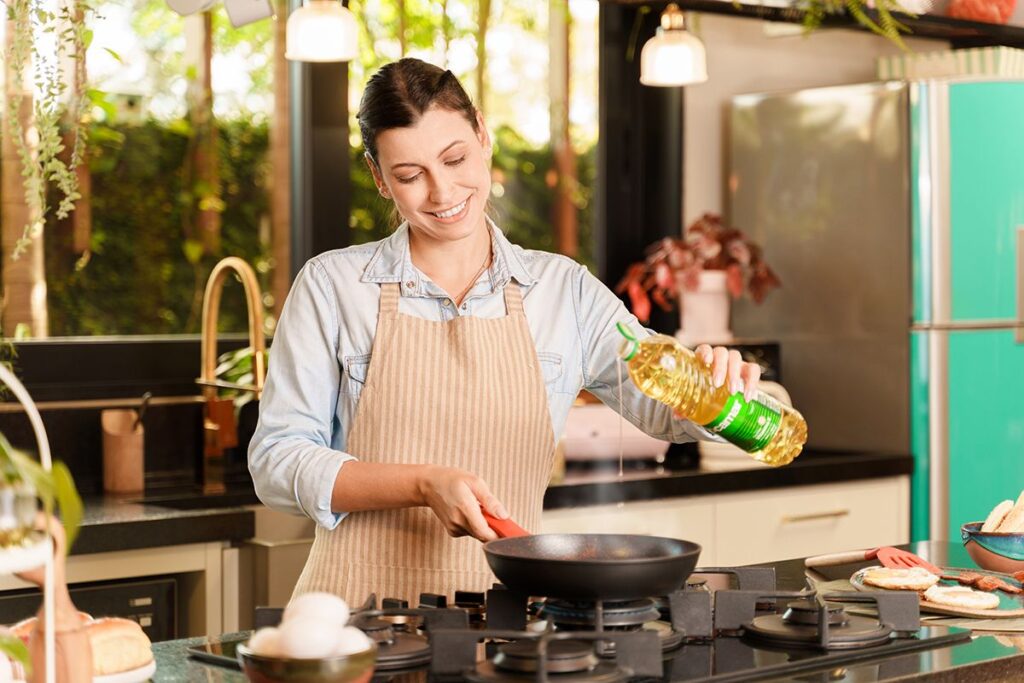 Mulher cozinhando, campanha Cocamar