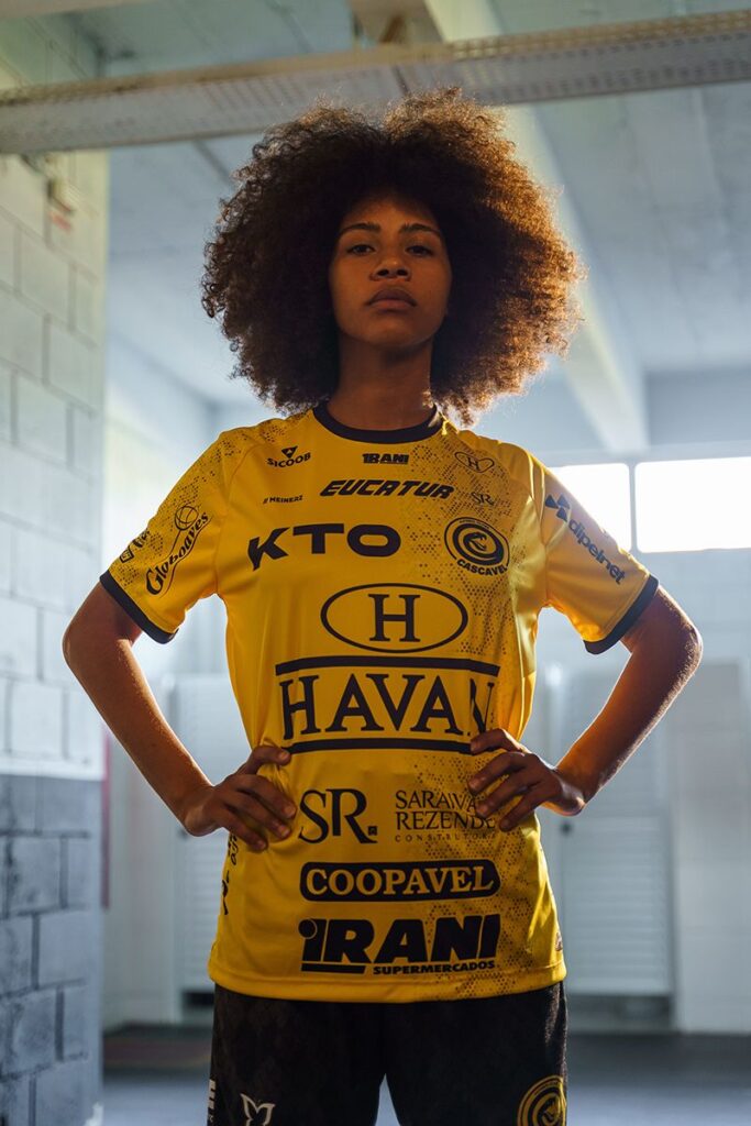 Torcedora com a camisa do FC Cascavel