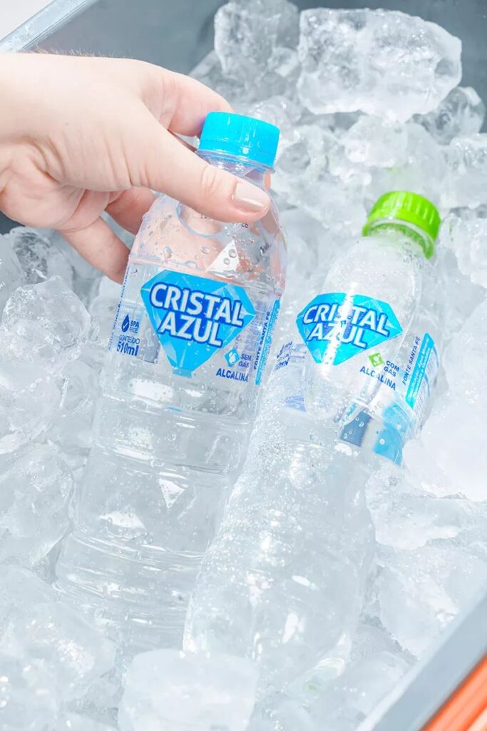 Garrafas de água Cristal Azul no gelo