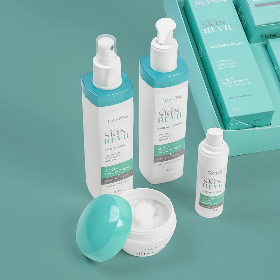 Kit de cosméticos Skin Revit em fundo verde água
