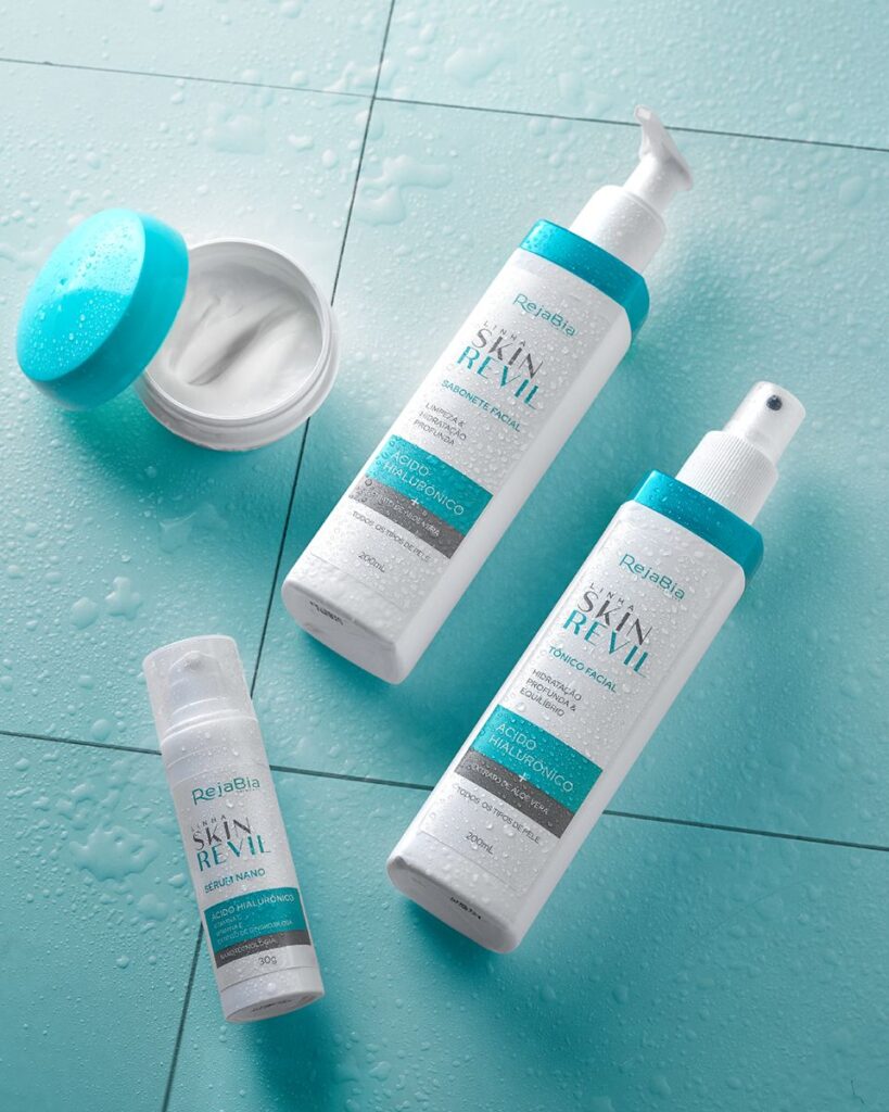Linha de cosméticos Skin Revit sobre azulejo