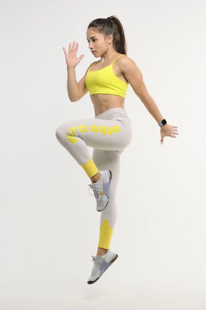 Modelo com roupa fitness em salto