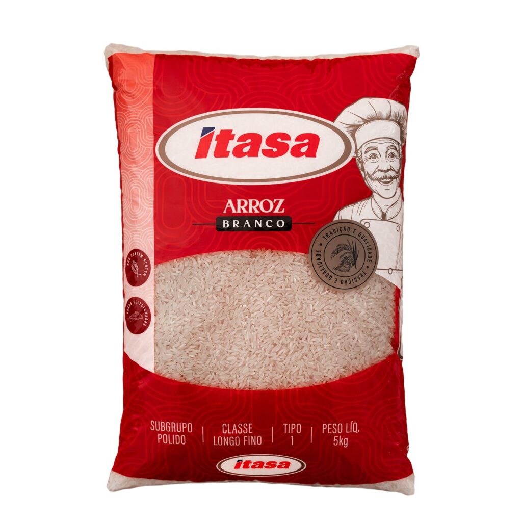 Pacote de arroz Itasa em fundo branco